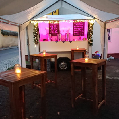 Ein Glühweinstand verwandelt sich